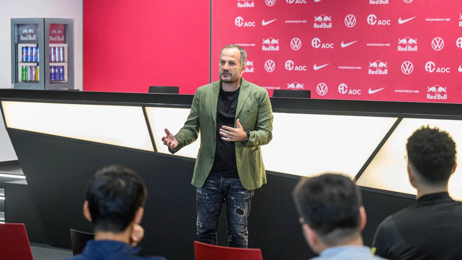 RB莱比锡教练组加强训练强化队员体能，迎接新赛季挑战