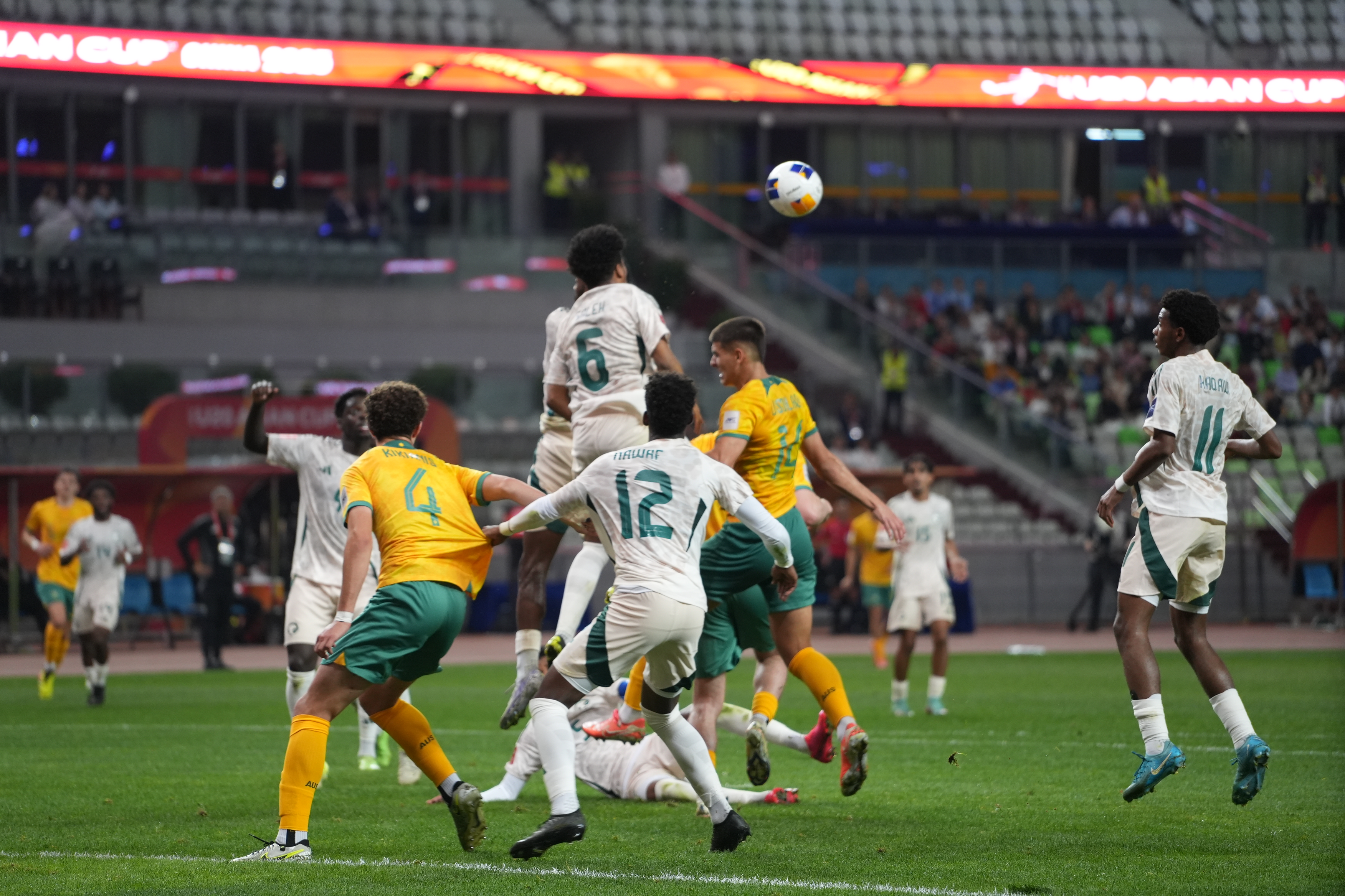 包含足球比赛澳大利亚队全胜晋级，实力超群的词条