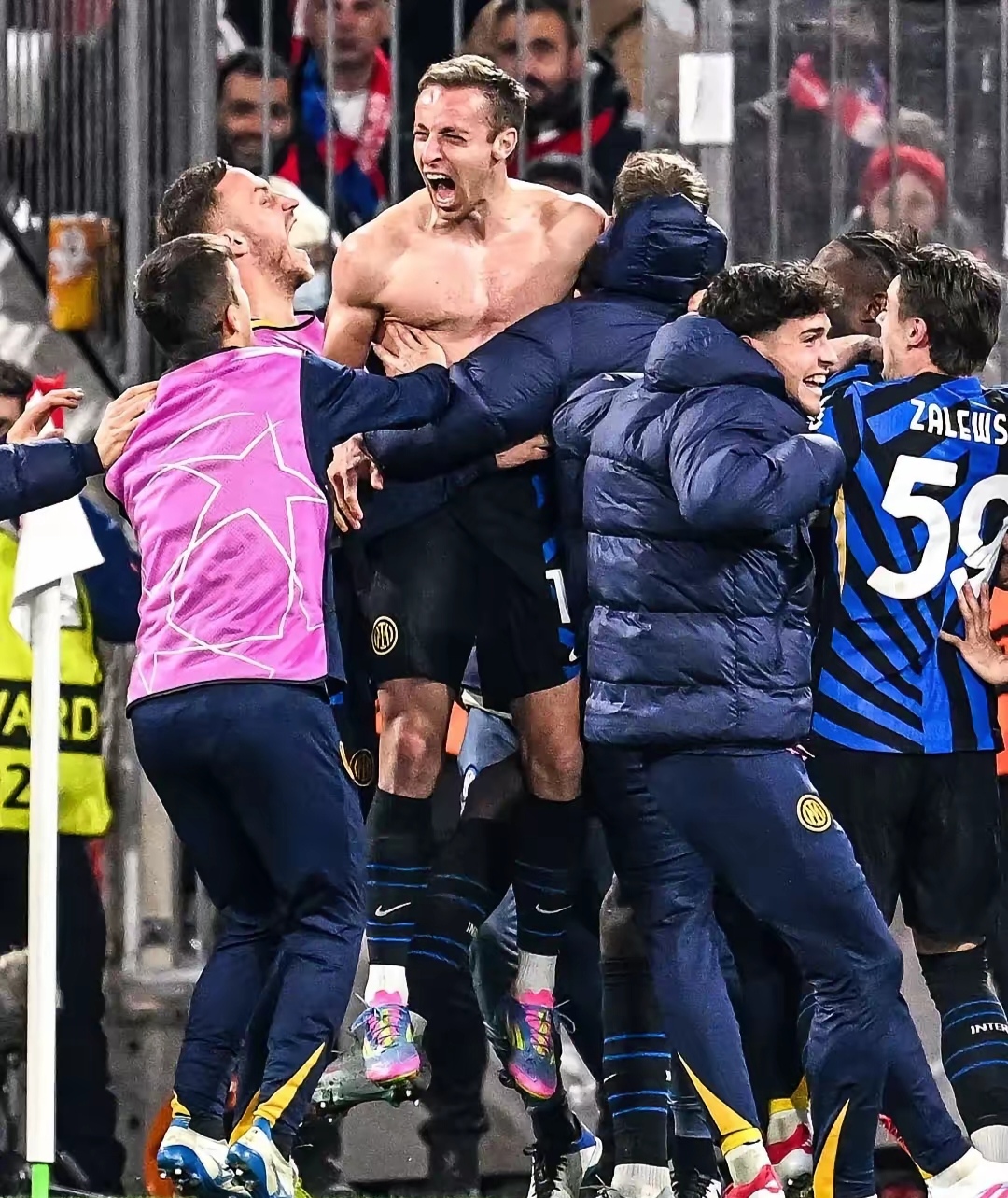 拜仁慕尼黑客场战胜曼联，小组出线前景一片光明