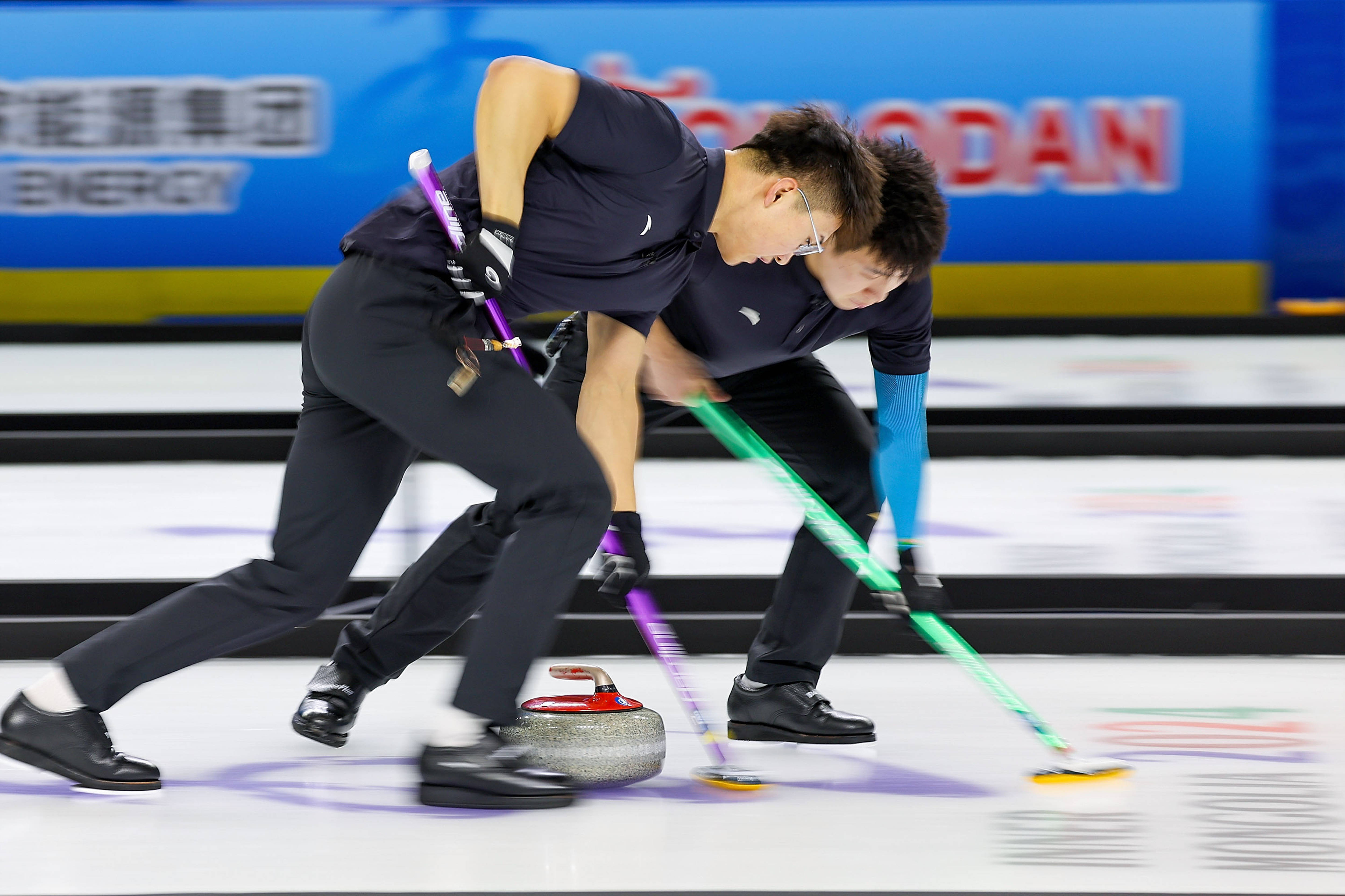 DB game-冰岛运动员斩得冰壶项目冠军