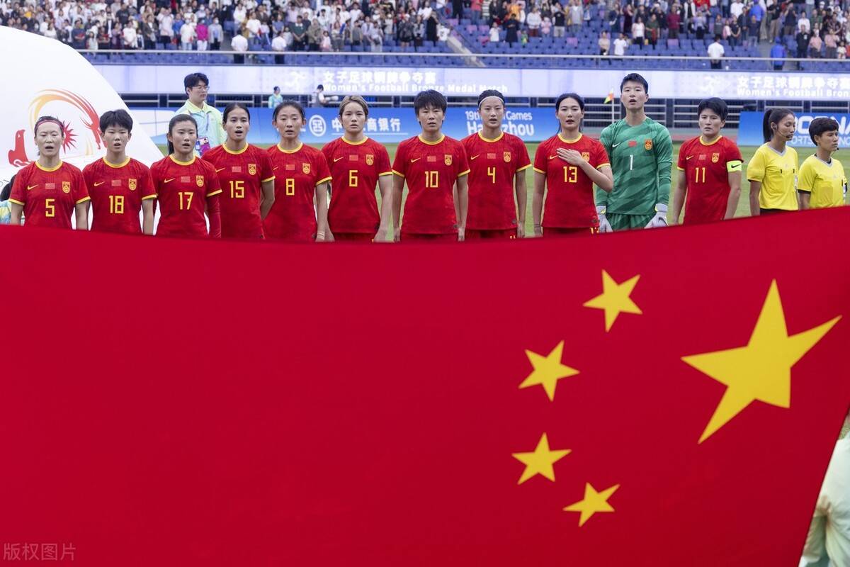 中国女足再度捧起足球世界杯冠军奖杯