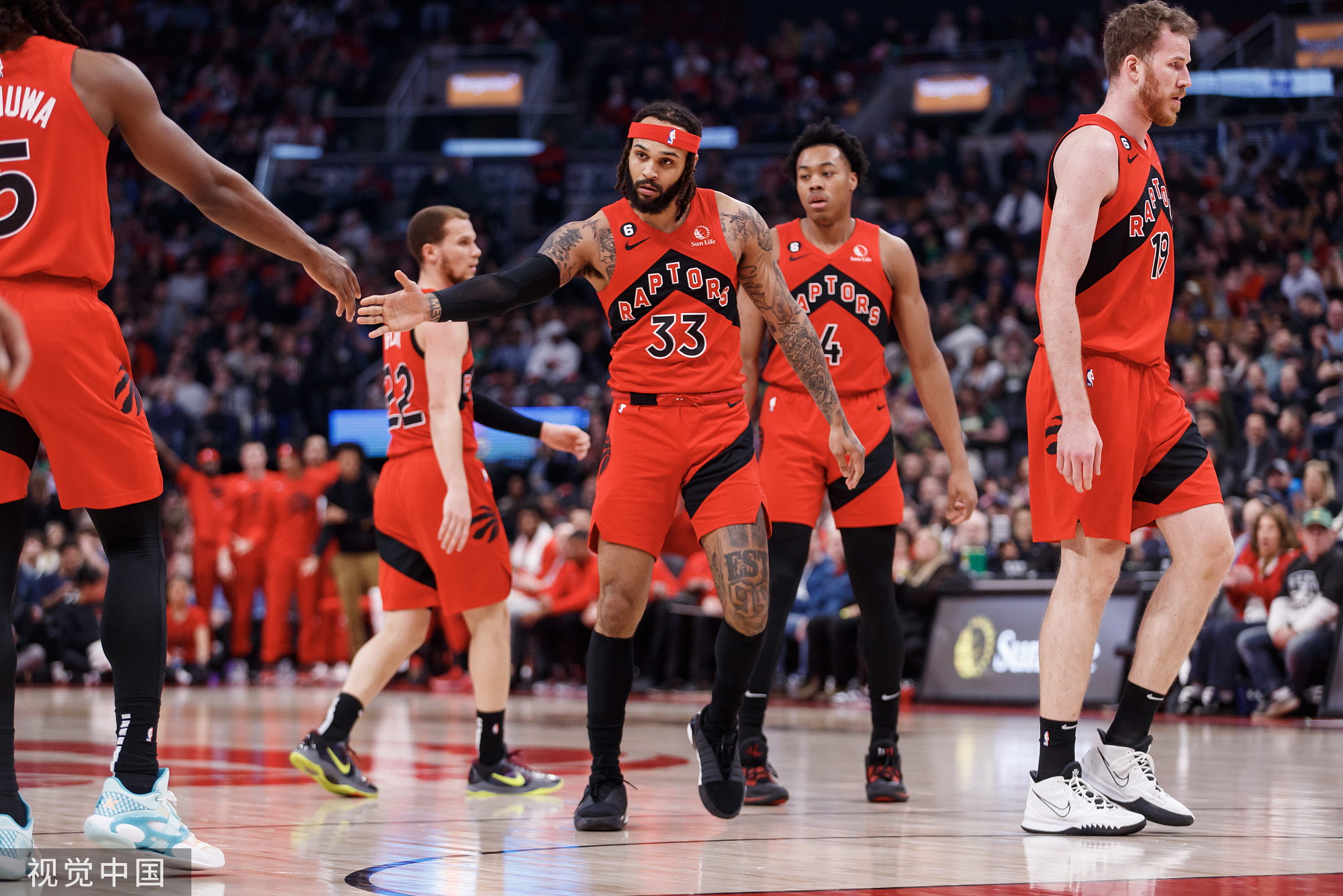 雄鹿主场击败猛龙，取得五连胜