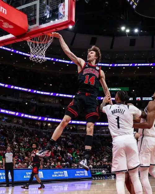 多宝彩票-公牛击败雷霆，拉文全场27分